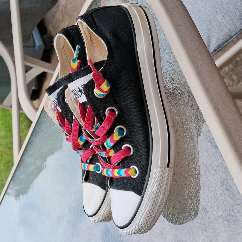 Converse women's size 6 black and white sneakers with elastic shoelaces